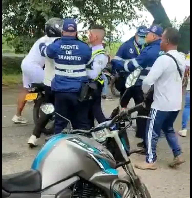 Candelaria pelea con agentes de tránsito