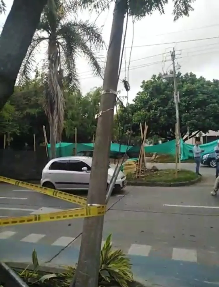 Dos accidentes terminaron con vehículos volcados este martes en Cali ¿De quién fue la culpa?