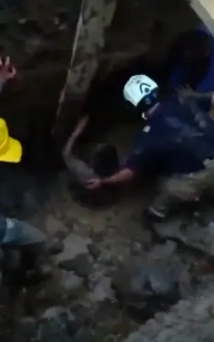 Bomberos de Popayán rescataron a un hombre que quedó atrapado en una obra en el barrio La Esmeralda