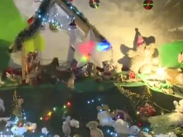 Pareja de recicladores en Bogotá arma el pesebre en la calle
