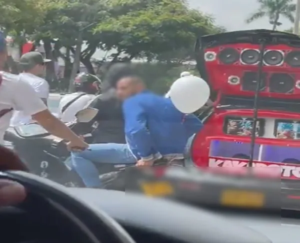 La caravana fúnebre que con música popular generó congestión sobre la Calle 5, en Cali