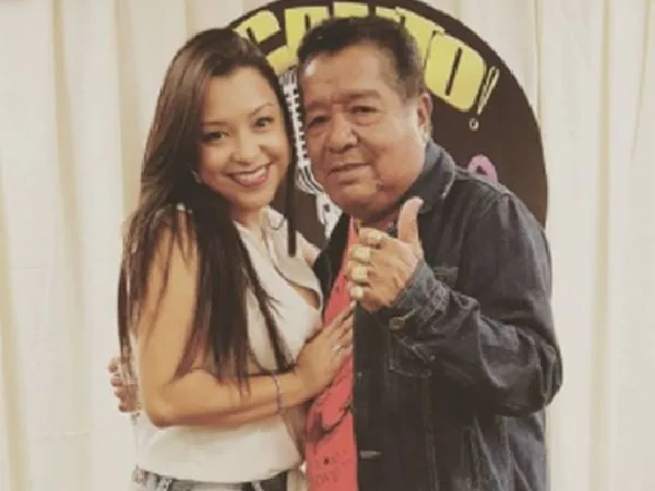 Hija de Pastor López, fallecido cantante de música tropical.
