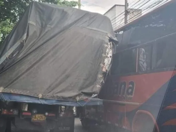 ¿Y quién controla?: denuncian camión de carga 'ladeado' en las vías de Cali