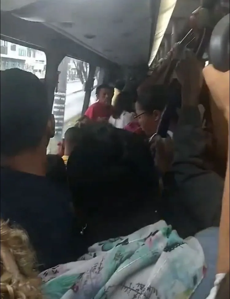 La gente gritando, un celular perdido y el bus del MIO siguió de largo pero "buscando policía", decían