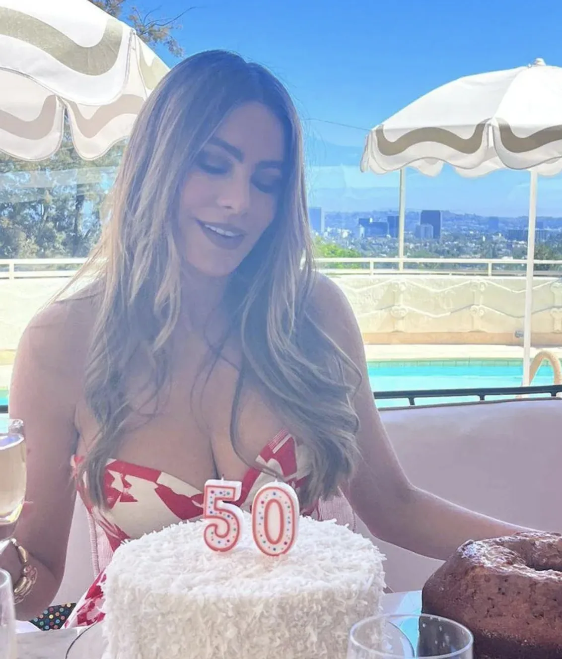 "Ya me duelen las rodillas", Sofía Vergara celebra su cumpleaños número 51