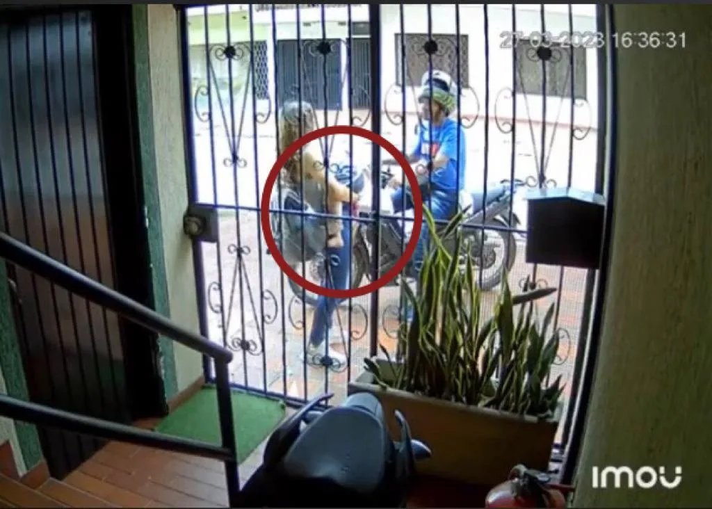 "Saca el celular, quítate la pulsera que es de oro", ella con su niño en brazos y el moto ladrón le llegó a la puerta de la casa en Cali