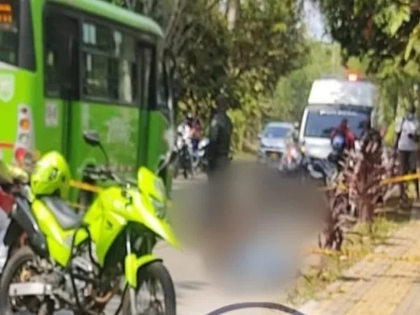 A plena luz del día asesinaron a sujeto que iba en moto, ocurrió en el norte de Cali