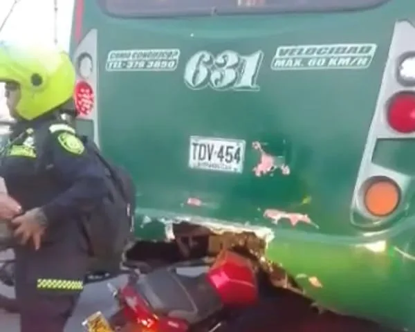 Policía chocó con un bus: le robaron su arma de dotación y celular, en Barranquilla