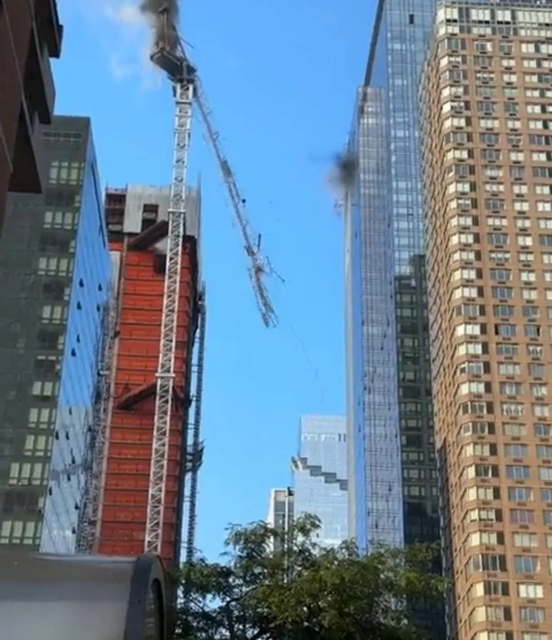 Grúa se prendió, se descolgó y terminó derrumbando la estructura de un edificio en Manhattan