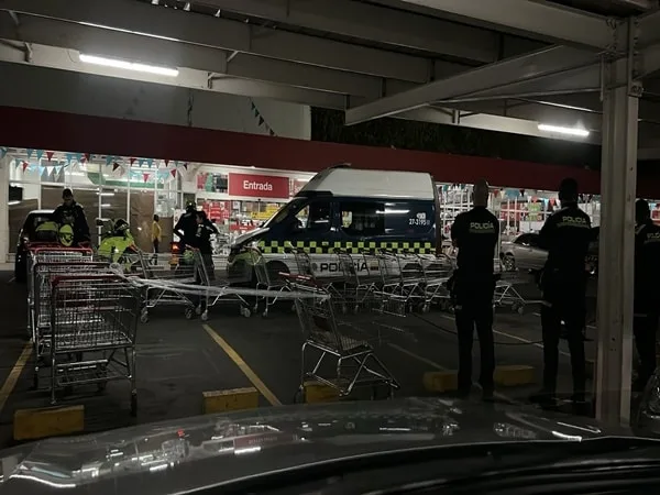 Los disparos provocaron el caos de las personas que se encontraban en el parqueadero del centro comercial Makro. Autoridades iniciaron una investigación para establecer lo ocurrido.