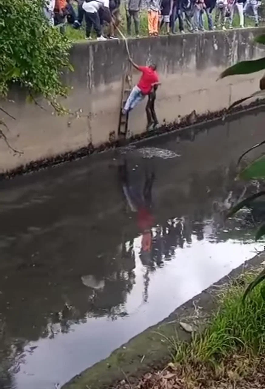 habitante de calle en canal de aguas Cali