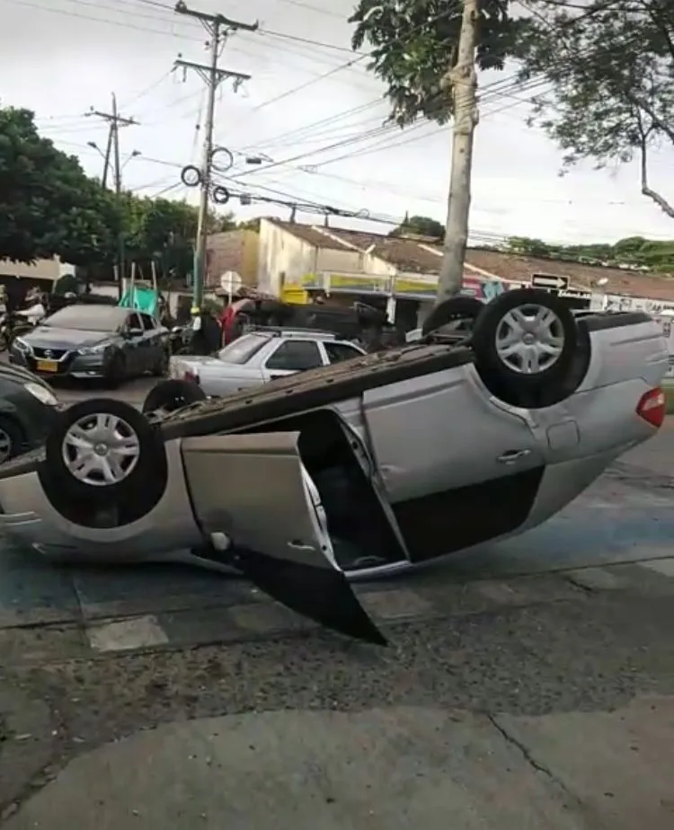 Dos accidentes terminaron con vehículos volcados este martes en Cali ¿De quién fue la culpa?