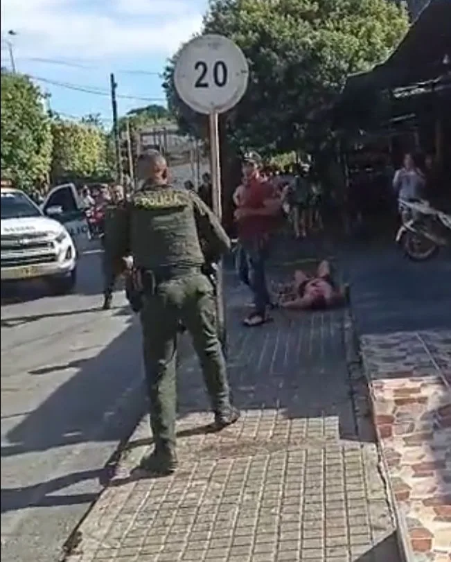 La gente intentó salvar a la mujer y la policía disparó al agresor cuando el hombre casi mata a un uniformado