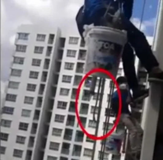 En Tailandia una mujer corto la cuerda de dos trabajadores que se encontraban a más de 20 pisos de altura