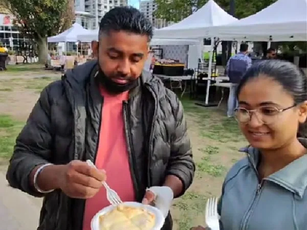Turistas indios probaron la arepa colombiana.