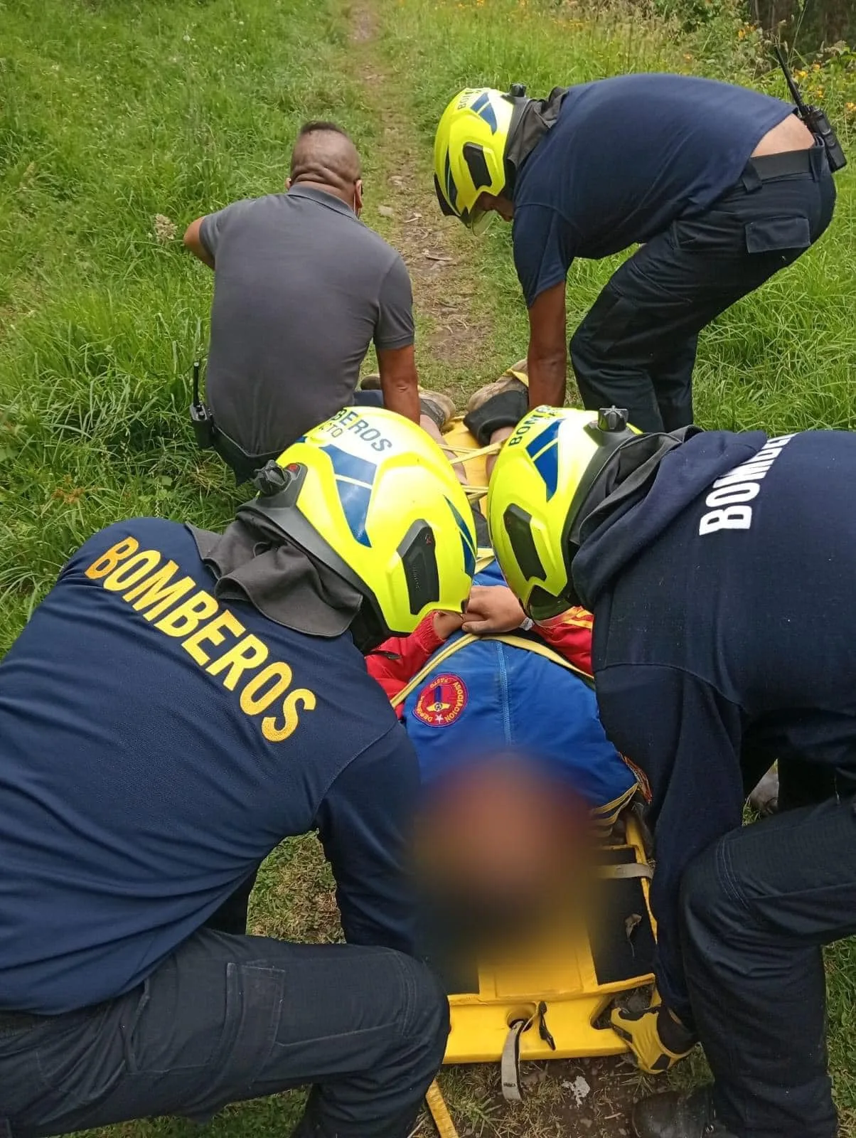 Después del rescate lo llevaron a un centro médico por las lesiones tras su caída del barranco en la cascada de Obonuco en Pasto.