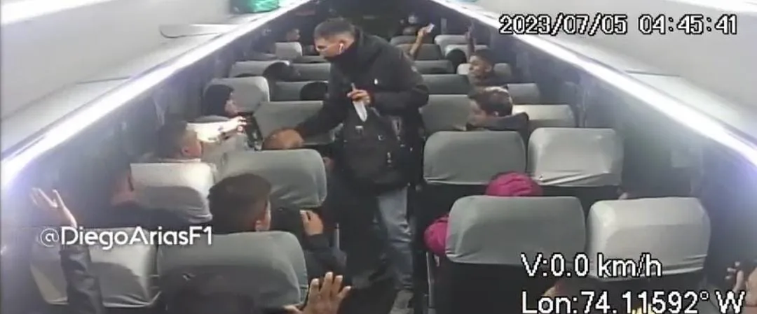 Ladrones se subieron en un bus en Bogotá y "robaron 28 pasajeros", ahora los están 'boleteando'