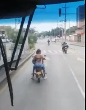 pareja motorizados bus del MIO