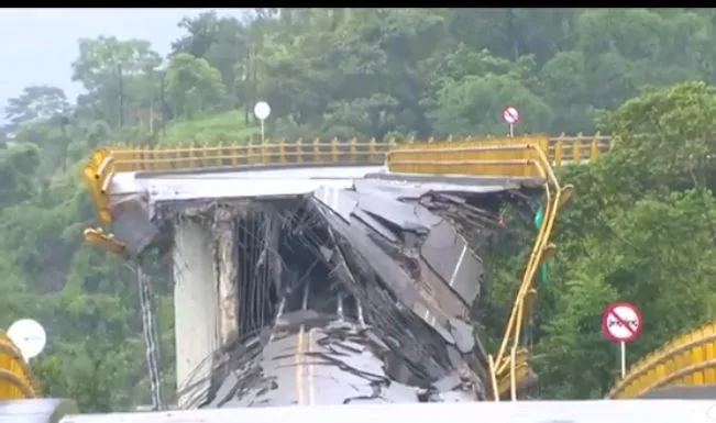 El puente Los Grillos colapsó este fin de semana. Foto: vía Noticias Catacol