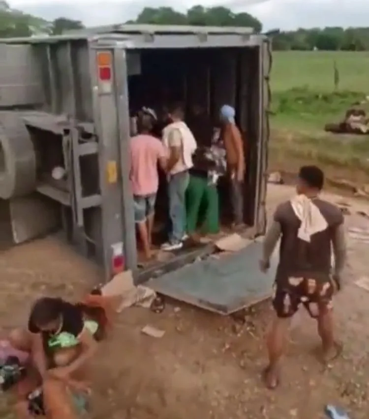 '¿'Guaro' pa' todo el mundo?': Se volcó un camión con cajas de aguardiente y la gente se llevó sus botellas en Chibolo, Magdalena