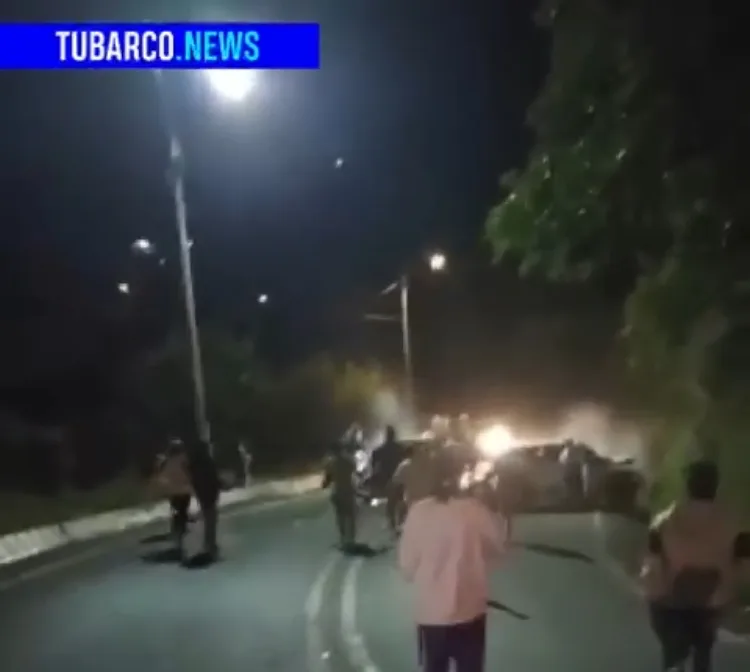 cinco heridos; 2 iban en el taxi, y 3 en el carro particular. Pasajeros y conductores afectados.