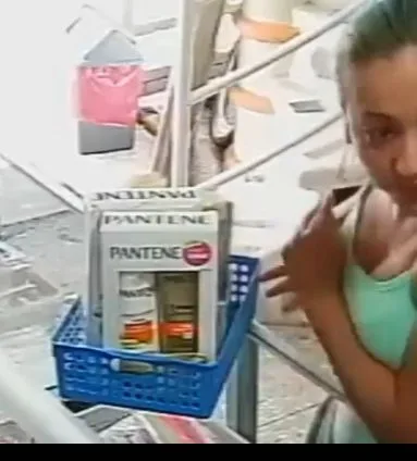 la mujer que se robó un celular en Candelaria Poblado Campestre