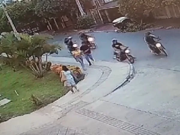 Mujer asaltada en manada.