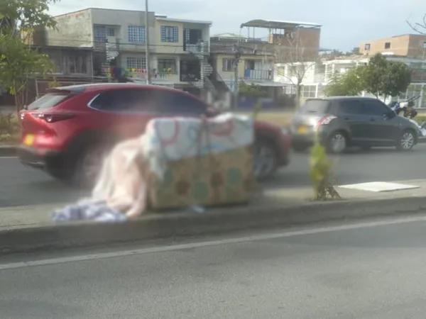 En plena autopista de Cali hallaron cuerpo sin vida que estaba abandonado sobre un mueble