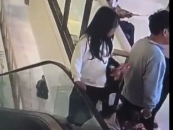 Caída de adolescente en escalera eléctrica conmociona las redes sociales: el video es escalofriante