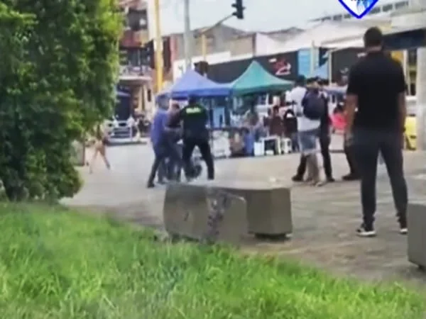 Al parecer los presuntos infractores que se movilizaban en su motocicleta se desplazaban por el carril del MIO.