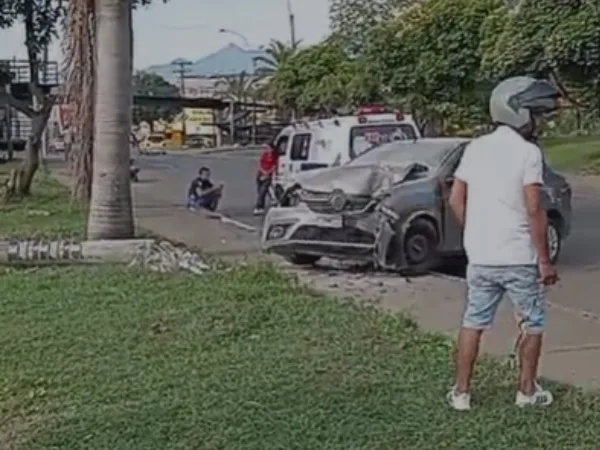 Vehículo que colisionó contra un poste de energía en el centro de Cali dejó dos personas lesionadas