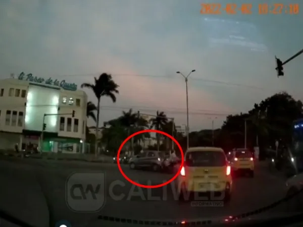 Iban volados, se chocaron y 'chao': imprudencia de conductores que de milagro no terminó con víctimas o pelea