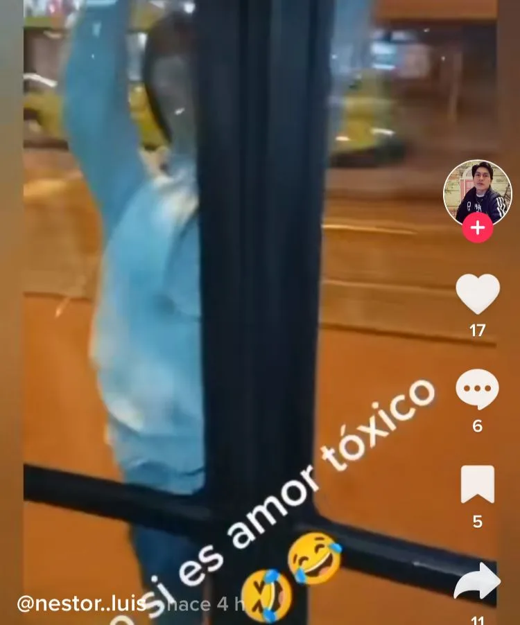 colgado de la puerta en Transmilenio