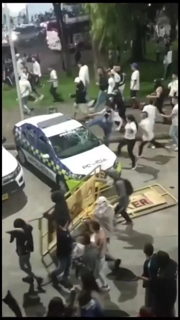 Más de 29 heridos y patrullas dañadas: hinchas causaron desmanes en Palogrande y calles de Manizales