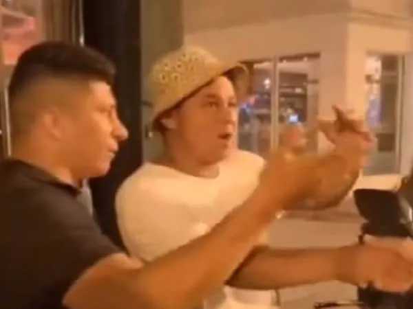 Vendedor que pidió disculpas a turista al que vendió mangos caros.