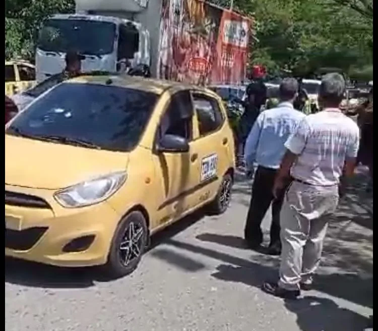 Crimen al sur de Cali: balearon a un pasajero que iba en un taxi