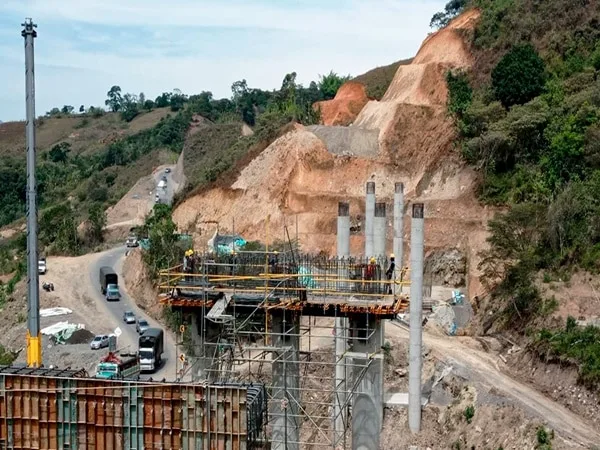 Se teme que ante un posible desastre, Pasto quede incomunicado con el centro del país, afectando su economía, abastecimiento de combustible, insumos médicos entre otros.