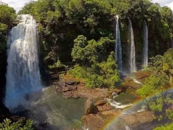 Colombia guarda este secreto natural: una cascada de 70 metros convertida en el destino más famoso de la Serranía de La Macarena