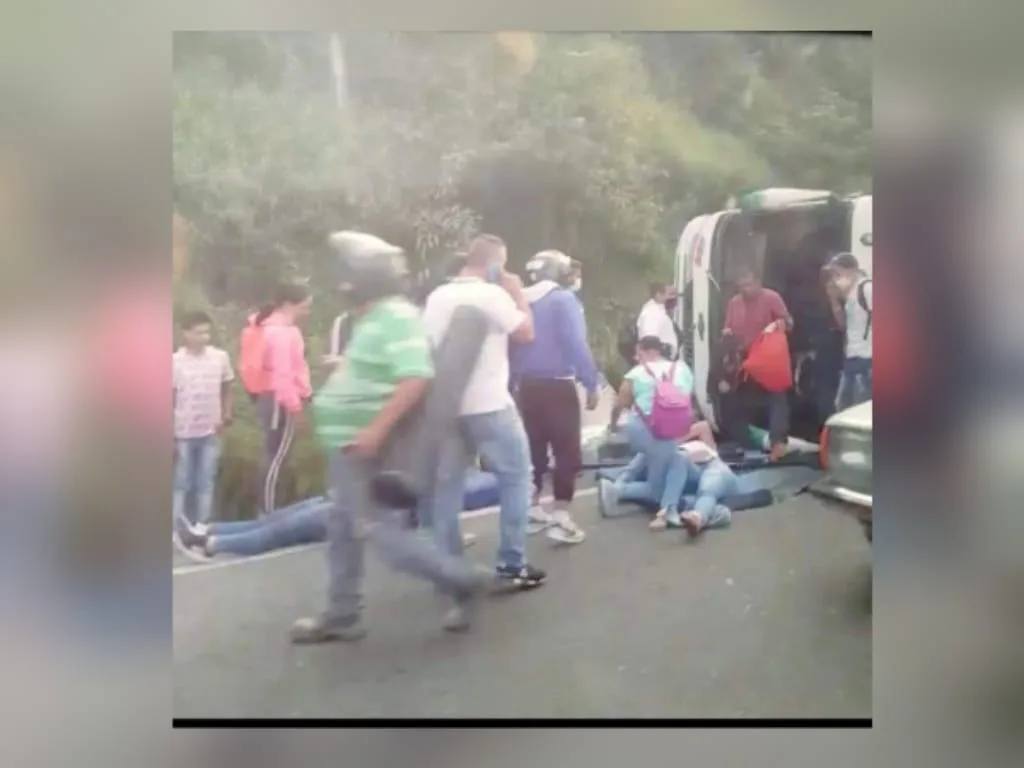 buseta volcada vía al mar en Cali