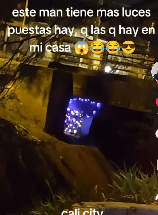 Navidad en todas partes en Cali: habitante de calle adornó su cambuche