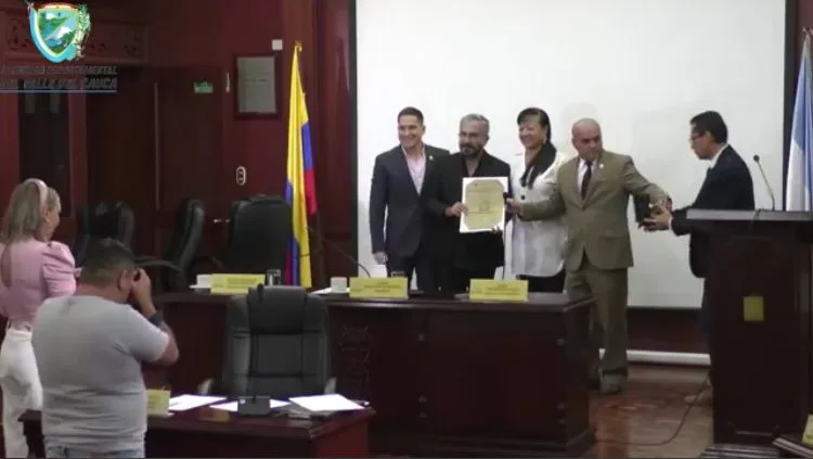 Hijo de Vicente Fernández estuvo en Cali escribiendo nuevo libro y salió hasta condecorado por la Asamblea del Valle
