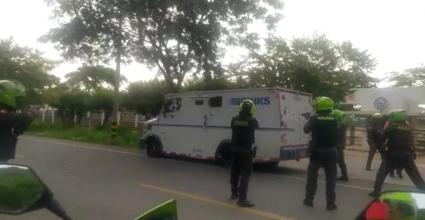 Se fueron a robar un camión de valores y salió mal, los ladrones están dentro del vehículo: en Valledupar