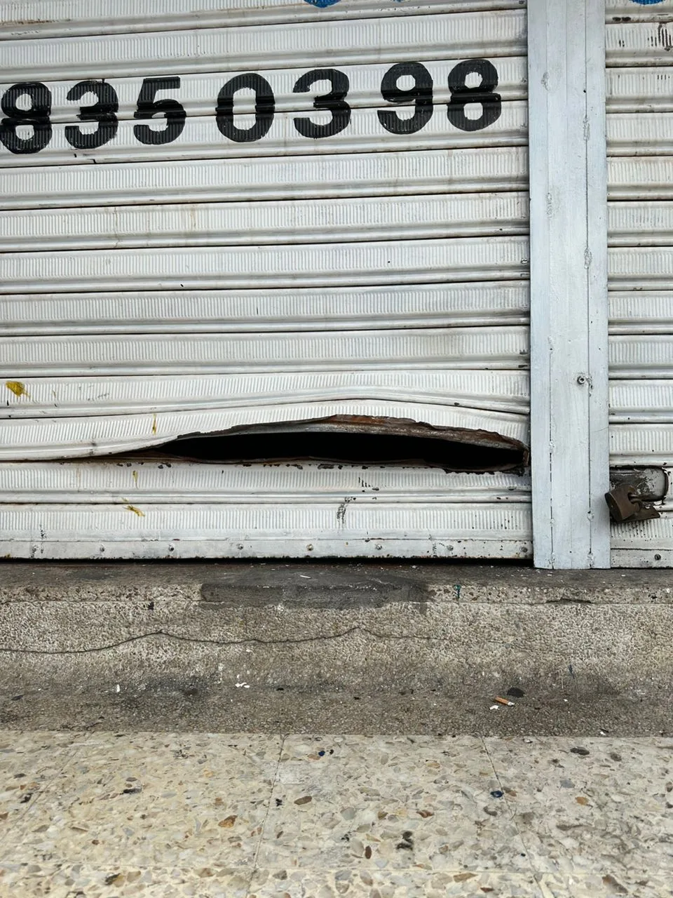 Ni los comerciantes se salvan: en Alameda ladrones intentaron robar tres locales, uno de ellos se quedó sin "caja fuerte"