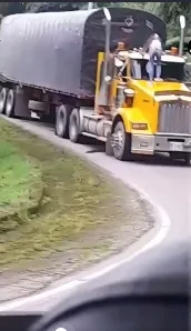 Habría descubierto a su pareja con ‘otra’ y se subió a camión, en plena carretera y el conductor no paraba