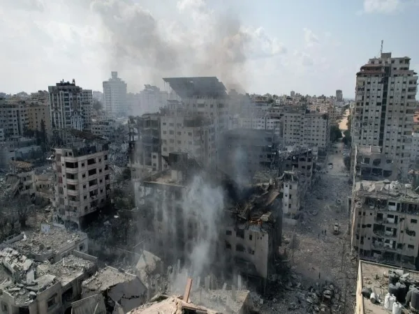 Un fotoperiodista salvando niños en Gaza
