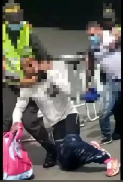 pasajera del MIO atracada
