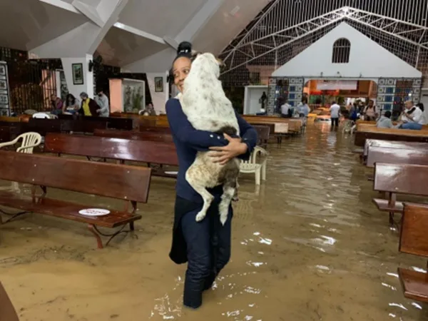 En plena misa se inundó la parroquia Inmaculada Concepción de Cali y pide solidaridad ante emergencia