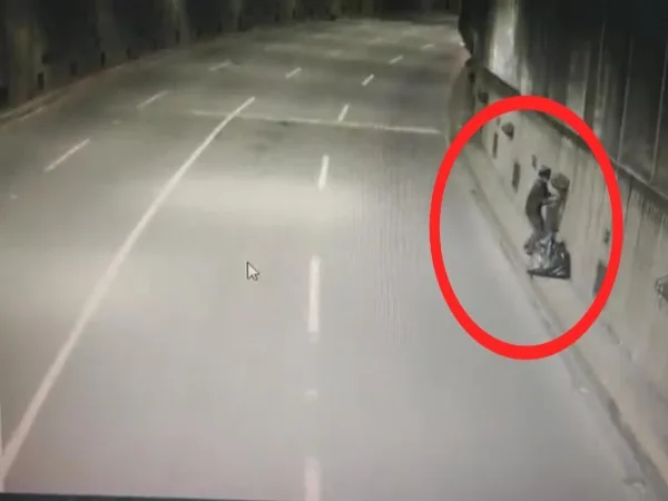 "Como quien no quiere la cosa" y vigilando; en vídeo quedó grabado otro hurto del cableado en el Túnel Mundialista