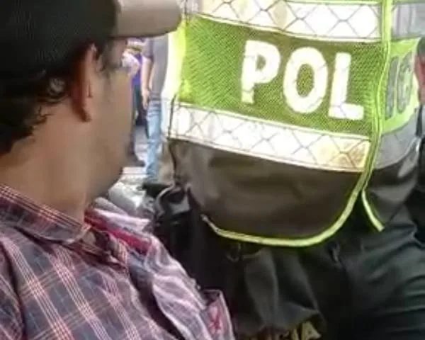 "Tenía rato que no lo hacía", hombre tocándose sus partes íntimas afuera de un colegio en Barranquilla