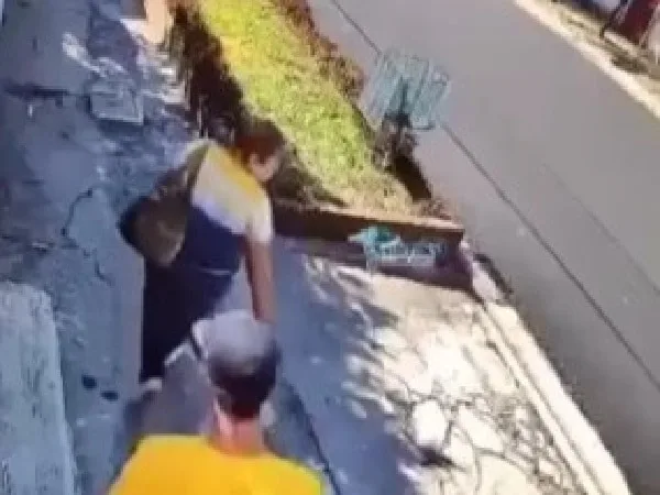Nayib Bukele, atraco a ciudadana en El Salvador.
